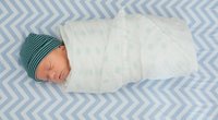 Baby pucken: Das sagen Expert*innen zu der Wickeltechnik