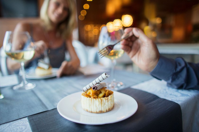 Paar verspeist Nachtisch in einem Restaurant