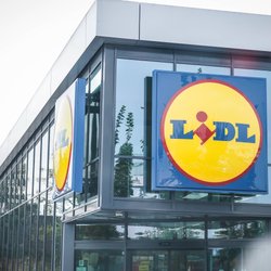 Goldener Glanz: Lidl bietet praktischen Weihnachtsbaumständer für 15 €