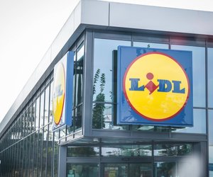 Goldener Glanz: Lidl bietet praktischen Weihnachtsbaumständer für 15 €