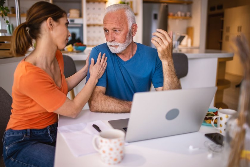 Boomer-Gewohnheiten: Vater gibt Tochter ungefragt Tipps - das kommt bei Millennials gar nicht gut an.