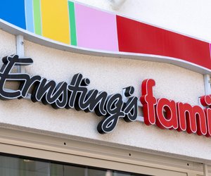 Jetzt zugreifen: Das Deko-Kissen von Ernsting's family mit süßem Hasen-Motiv