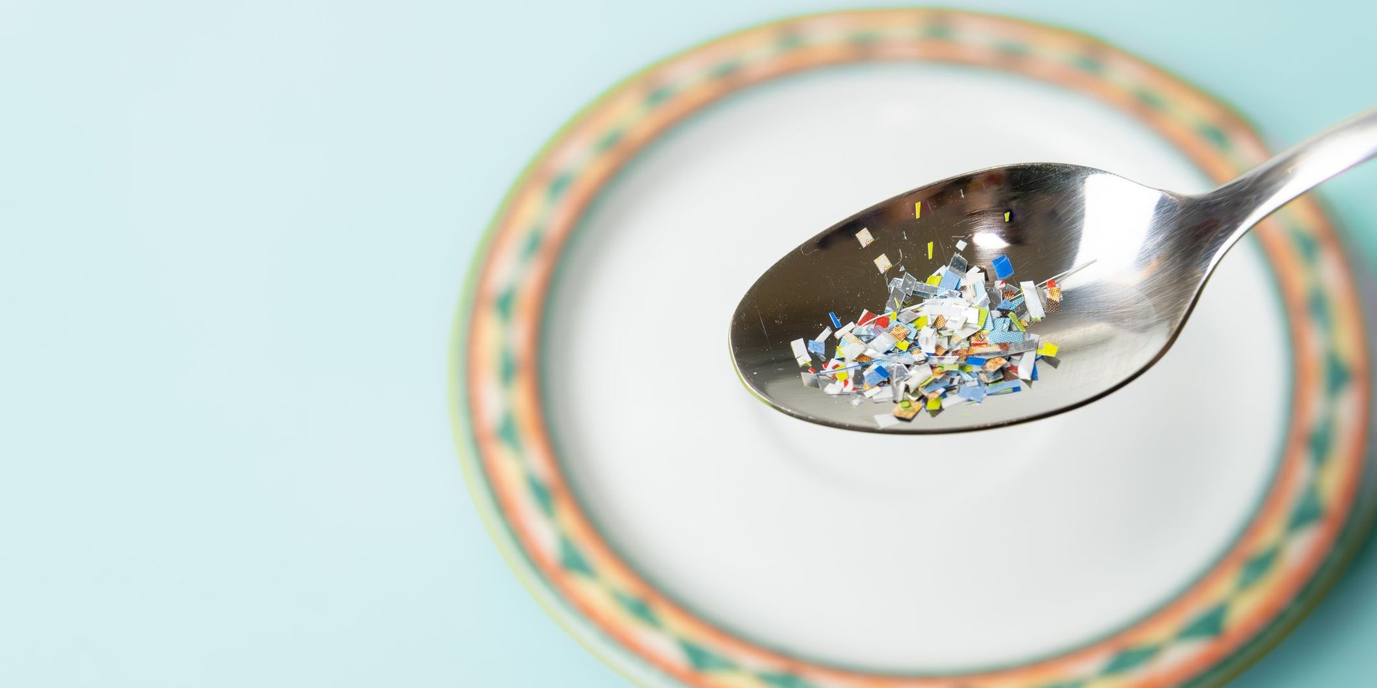 7 Alltagsfehler, die Mikroplastik direkt auf deinen Teller bringen – Expertin verrät Schutz-Tricks
