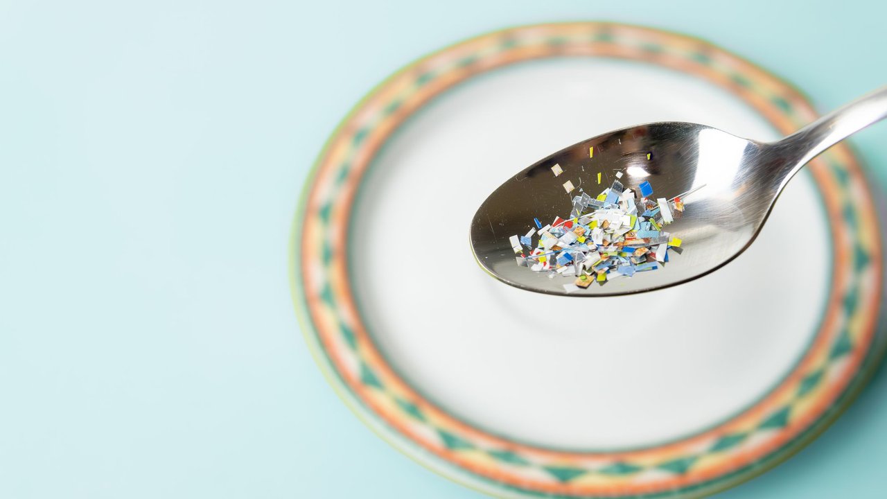 Microplastik in Lebensmitteln: Durch einen kontaminierten Löffel wird auf das Problem von Plastikpartikeln in unserem Essen hingewiesen.