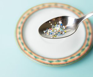 7 Alltagsfehler, die Mikroplastik direkt auf deinen Teller bringen – Expertin verrät Schutz-Tricks