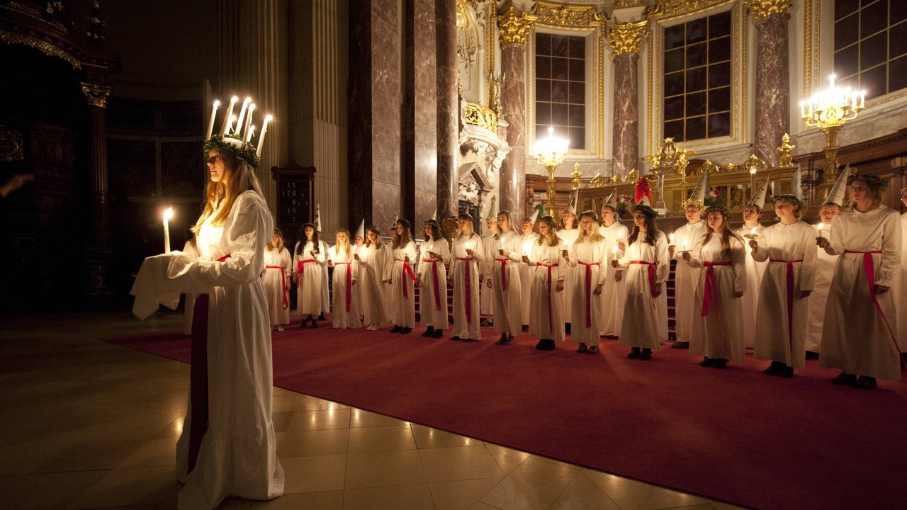 Brennende Kerzen in einer Kirche.