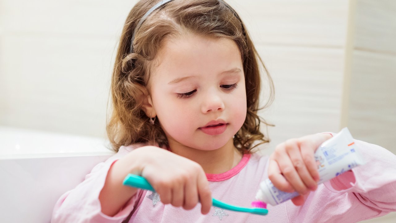 Experten Sollten Kinder vor oder nach dem Frühstück Zähne putzen?