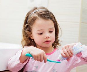 Experten: Sollten Kinder vor oder nach dem Frühstück Zähne putzen?