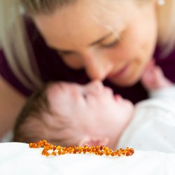 Bernsteinkette fürs Baby: Ob sie wirklich helfen und worauf ihr achten solltet