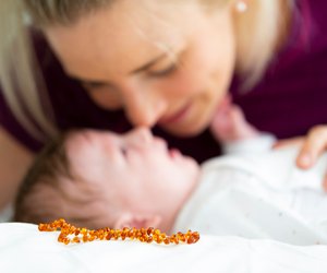 Bernsteinkette fürs Baby: Ob sie wirklich helfen und worauf ihr achten solltet