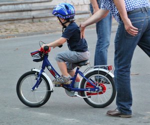 Wichtige Regel: Ab wann sollten Kinder einen Fahrradhelm tragen?