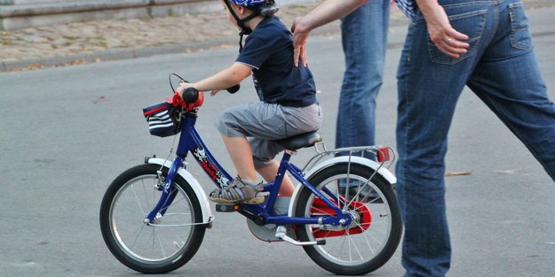 Wichtige Regel: Ab wann sollten Kinder einen Fahrradhelm tragen?