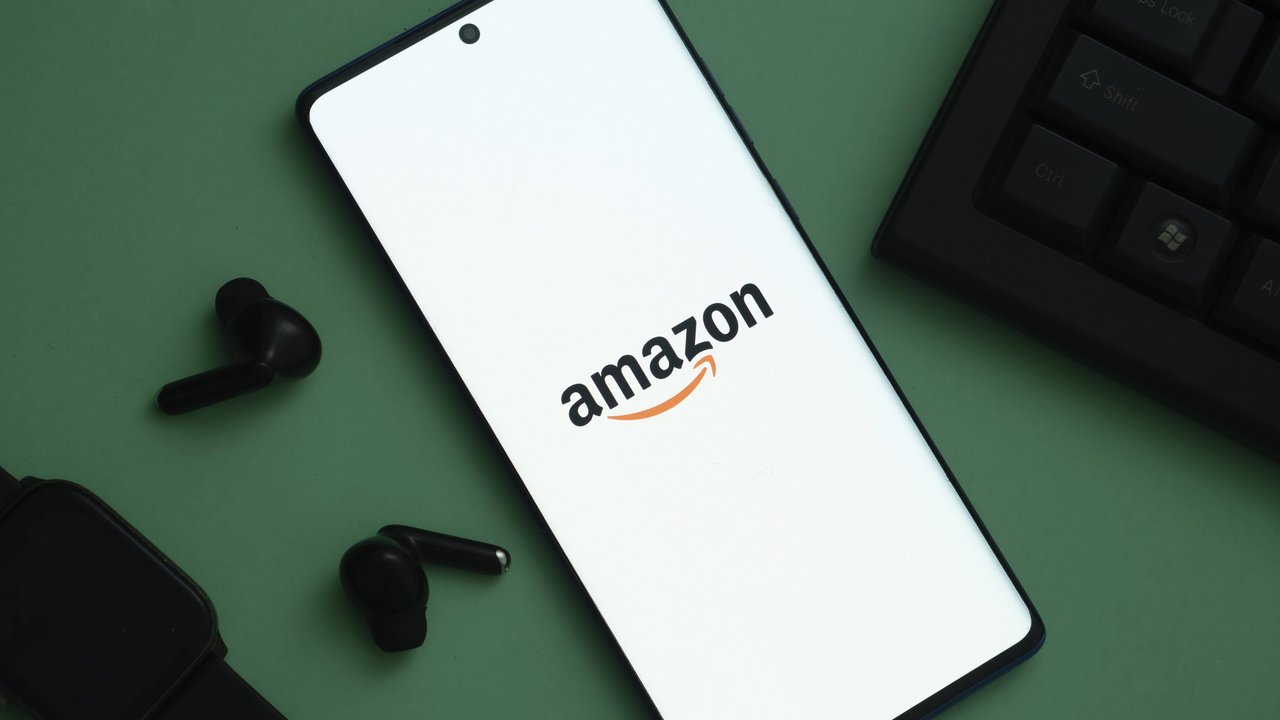 Smartphone mit amazon Logo, Warenkorb und Bankkarten background.