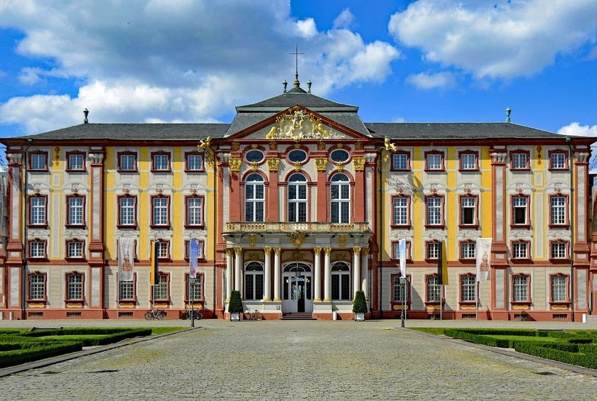 Blick auf den Haupteingang von Schloss Bruchsal
