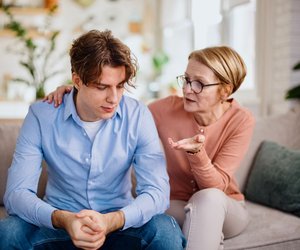 Du bist erwachsen, aber deine Eltern können nicht loslassen? Toxisches Verhalten stoppen