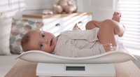 Wie viel Gewicht dein Baby wann auf die Waage bringen sollte