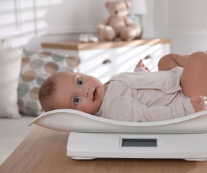 Wie viel Gewicht dein Baby wann auf die Waage bringen sollte