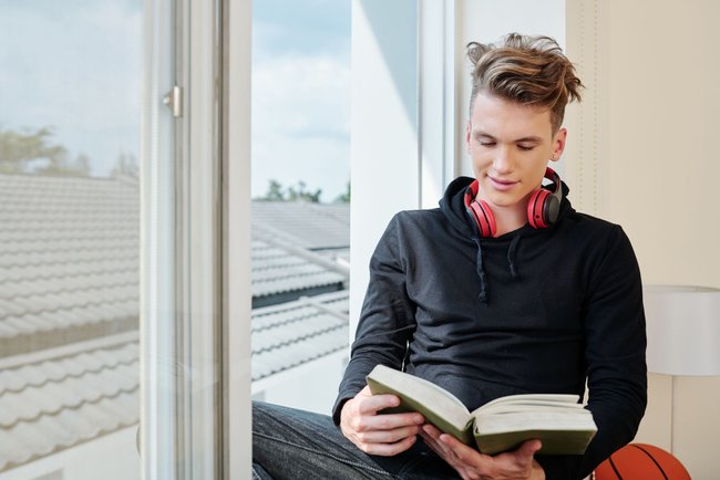 Sinnvolle Geschenke für Teenager - Teenager liest