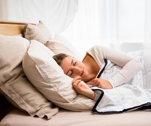 Wann ihr euer Kopfkissen definitiv entsorgen solltet - gelbe Flecken als Indikator