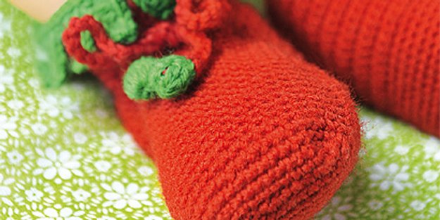 Babyschuhe häkeln: Anleitung für niedliche Erdbeeren