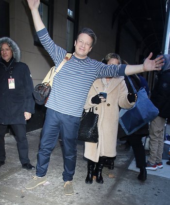 Starkoch Jamie Oliver sieht man seinen Dad Bod auch bekleidet an. Ja und?