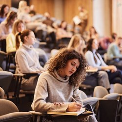 Intelligenz zum Anhören? Menschen mit diesen Dialekten wirken besonders clever