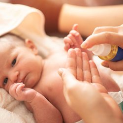 Babyöl im Vergleich: Diese 5 Produkte erhalten von Öko-Test die Bestnote "Sehr gut"