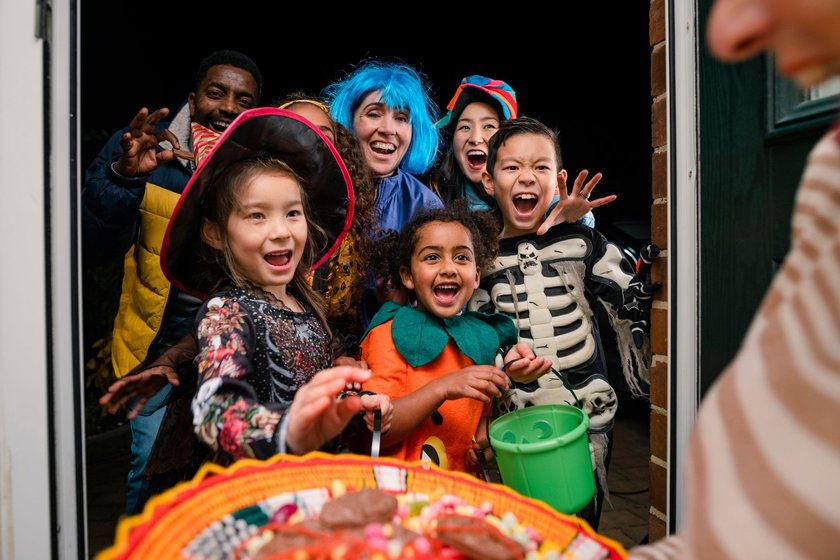 Halloween-Kostüme fürs Kind: Kinder sammeln Süßigkeiten