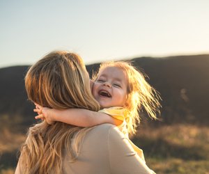 Ein bezauberndes Muttertagsgeschenk: Schnappt euch das farbenfrohe Geschirrset aus Steingut