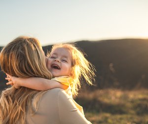 Ein bezauberndes Muttertagsgeschenk: Schnappt euch das farbenfrohe Geschirrset aus Steingut