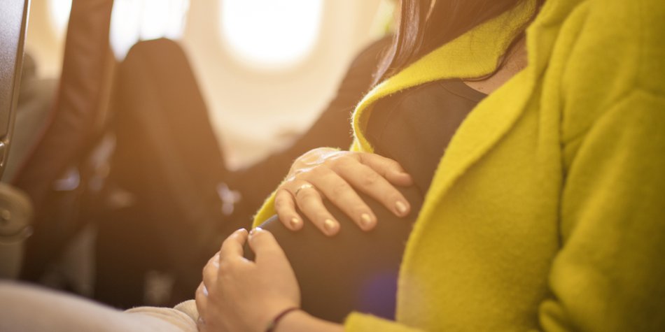 Fliegen in der Schwangerschaft: Tipps, Risiken und Checkliste