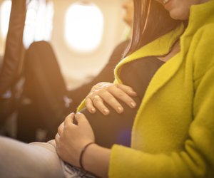 Fliegen in der Schwangerschaft: Das solltet ihr vor Urlaubsantritt wissen