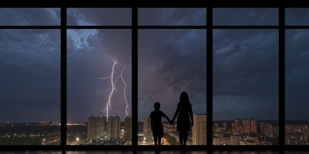 Hitzerekorde und Unwetterwarnung: So bleibt ihr bei Blitz und Donner sicher