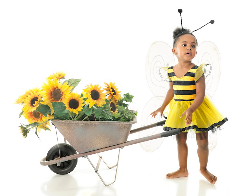 Mädchen im Bienenkostüm