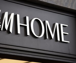 Diese&#x20;schwarze&#x20;Solarlaterne&#x20;von&#x20;H&amp;M&#x20;Home&#x20;bringt&#x20;Gem&#x00FC;tlichkeit&#x20;auf&#x20;den&#x20;Balkon