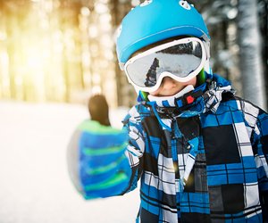 Die richtige Skiausrüstung für Kinder: Von der perfekten Ski-Länge über Bindung bis Helm