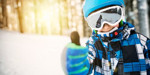 Die richtige Skiausrüstung für Kinder: Von der perfekten Ski-Länge über die Bindung bis zum Helm