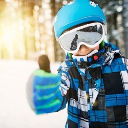 Die richtige Skiausrüstung für Kinder sorgt für mehr Spaß auf der Piste