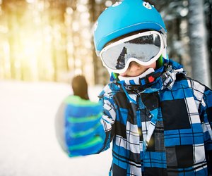 Die richtige Skiausrüstung für Kinder: Darauf gilt es bei Ski, Bindung & Helm zu achten