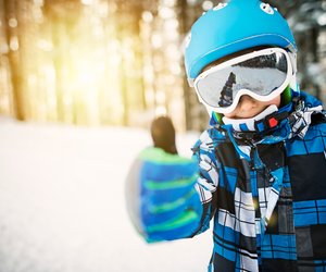 Die richtige Skiausrüstung für Kinder: Von der perfekten Ski-Länge über die Bindung bis zum Helm