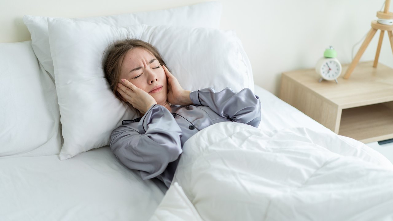 Gesetzliche Ruhezeiten: Frau wird beim Schlafen gestört