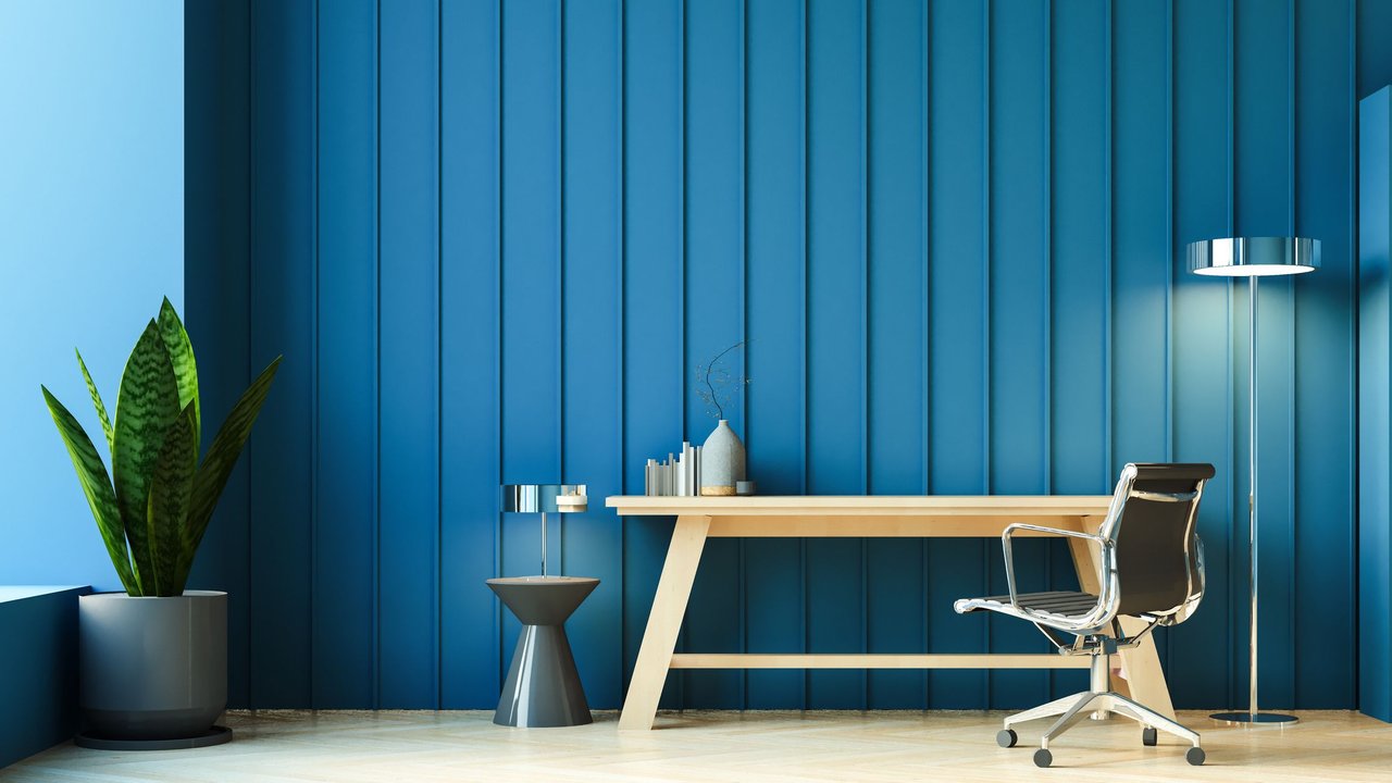 Schönes Arbeitszimmer mit einer blauen Wand