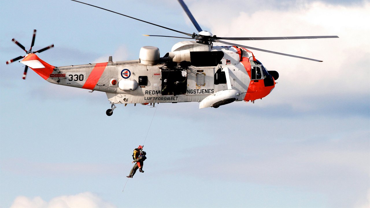 Pilot*innen steuern Hubschrauber, um Menschen aus Gefahren zu retten.