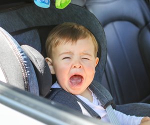 Kind ins Auto setzen: So viel Zeit verschwenden Eltern jährlich!