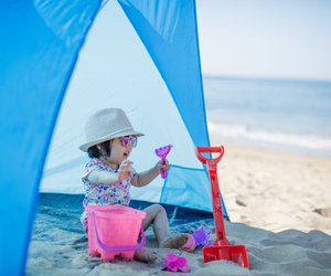 5 praktische Strandmuscheln für Babys: Damit könnt ihr den Sommer genießen