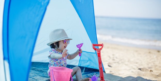 5 praktische Strandmuscheln für Babys: Damit könnt ihr den Sommer genießen