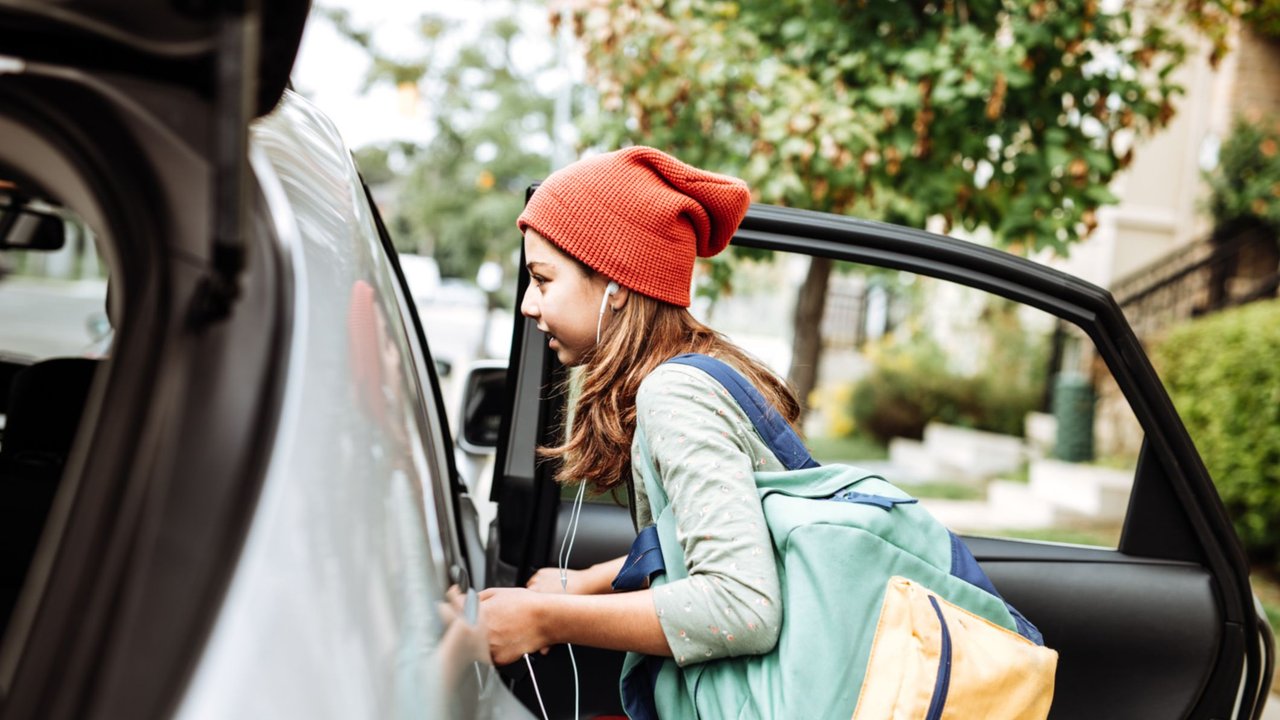 Teenager steigt ins Auto