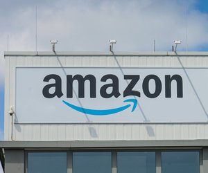 Diese trendigen Schwimmkugeln von Amazon verleihen deinem Gartenteich besondere Eleganz