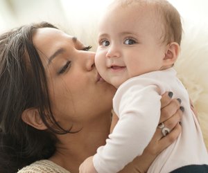 Plattkopf beim Baby: Ursachen, Vorbeuge- & Behandlungsmöglichkeiten