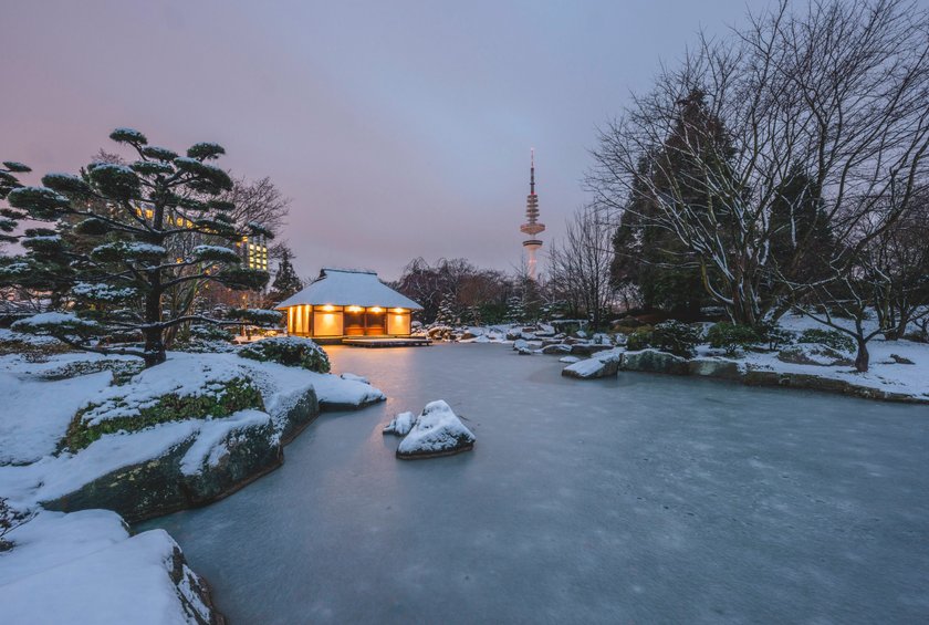 Germany, Hamburg, Japanese garden at Planten un Blomen park and Heinrich-Hertz Tower in winter, KEB00746